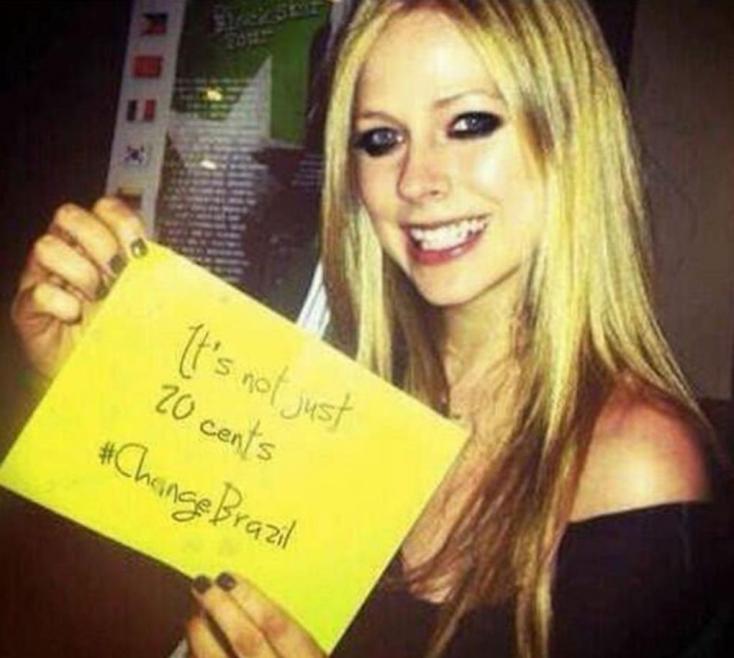 Avril Lavigne apoia as manifestações no Brasil