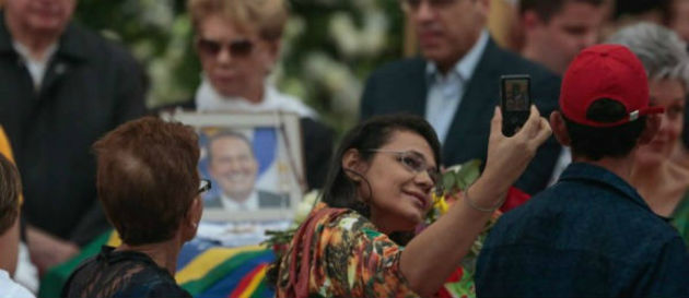 Mulher tira selfie ao lado do caixão de Eduardo Campos e vira piada