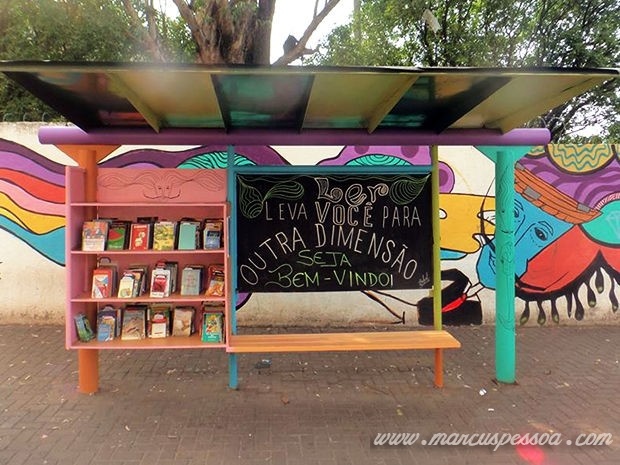 Parada de ônibus se transforma em biblioteca 24 horas em Cuiabá