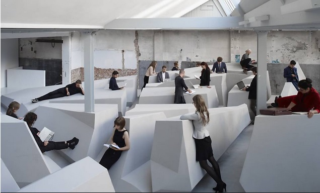 Empresa sugere escritório sem cadeiras e sem mesas