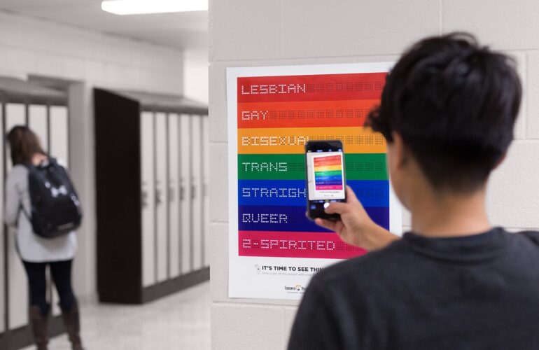 Cartazes LGBT nas escolas em Toronto usam tecnologia para aumentar o respeito e conscientizar os alunos sobre as diferenças de gênero e orientação sexual