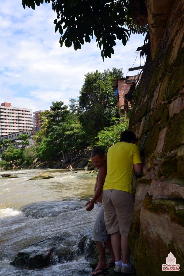 Eu e o seu Pereira, passeando na beira do igarapé para vermos melhor as Ruínas da Represa Cachoeira Grande no Amazonas
