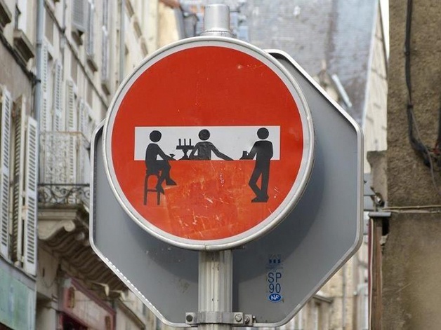 Artista faz intervenções divertidas em placas de trânsito pelo mundo