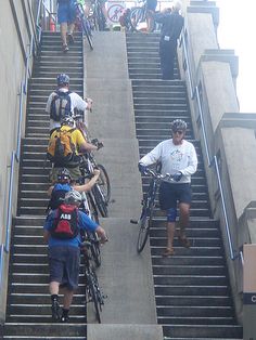 Rampa para deslizamento de bicicletas em escadarias