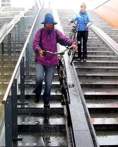Rampa para deslizamento de bicicletas em escadarias