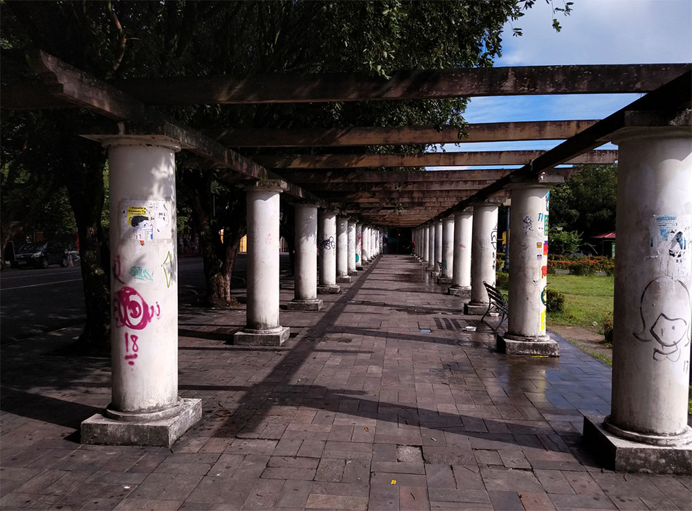 Colunas laterais e frontais da Praça da Saudade completamente pichadas / Foto : Marcus Pessoa