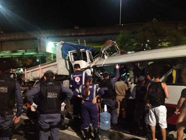 Seis viaturas do Corpo de Bombeiros foram deslocadas para o local do acidente (Foto: Jamile Alves/G1 AM)