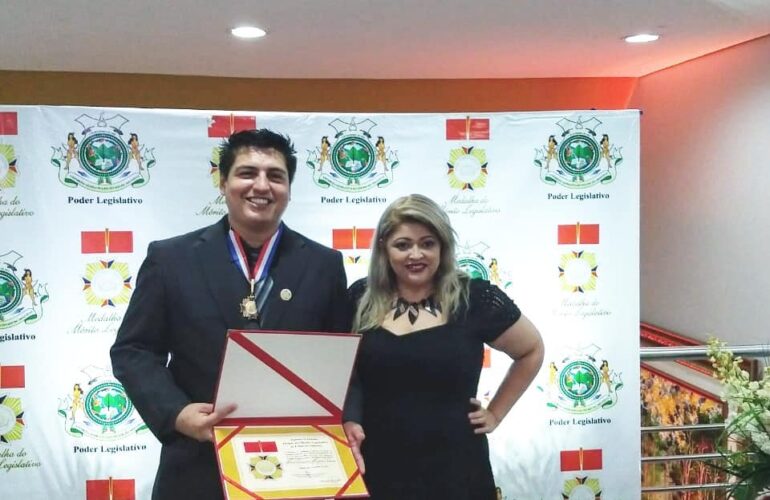 Designer Amazonense recebe a medalha de Ordem do Mérito Legislativo da Assembleia Legislativa do Amazonas