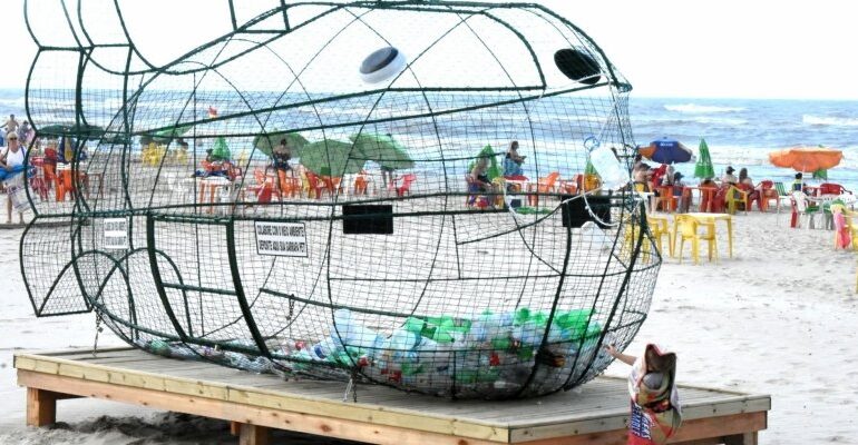 Peixe PET : Um atrativo diferente para descarte de garrafas de plástico em praia