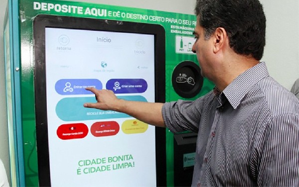 Prefeitura instala máquinas que trocam recicláveis por créditos para celular e cartão transporte