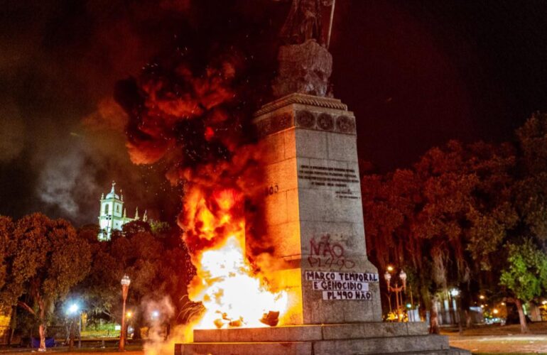 Estátua do explorador português Pedro Álvares Cabral é incendiada em protesto contra o Marco Temporal
