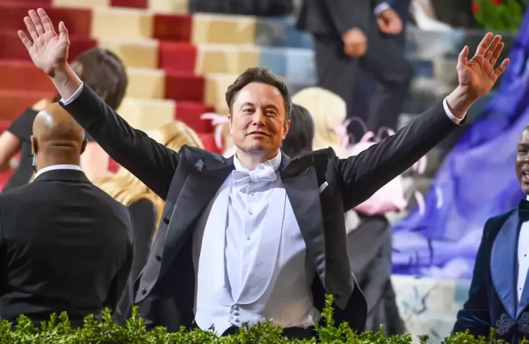 Elon Musk finaliza compra do Twitter e bota na rua os executivos do alto escalão